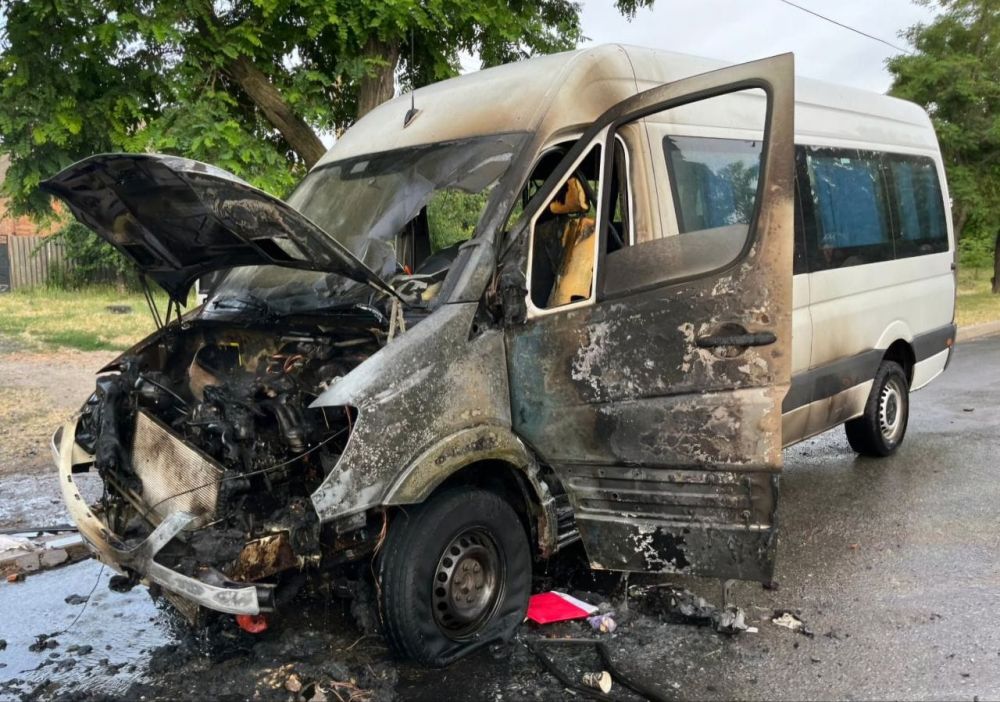 У Нікополі ворожий дрон поцілив у рейсовий автобус: постраждали люди