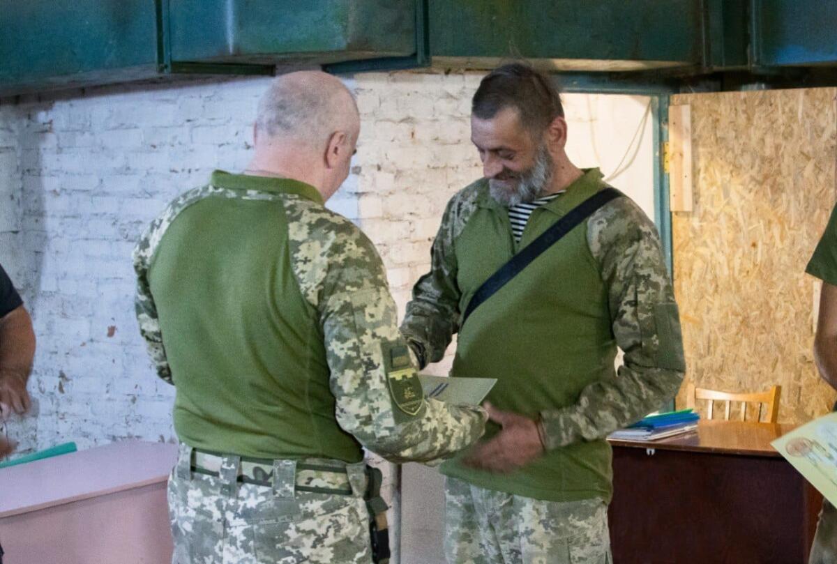 Двох захисників з Дніпропетровщини нагородили відзнаками міністра оборони