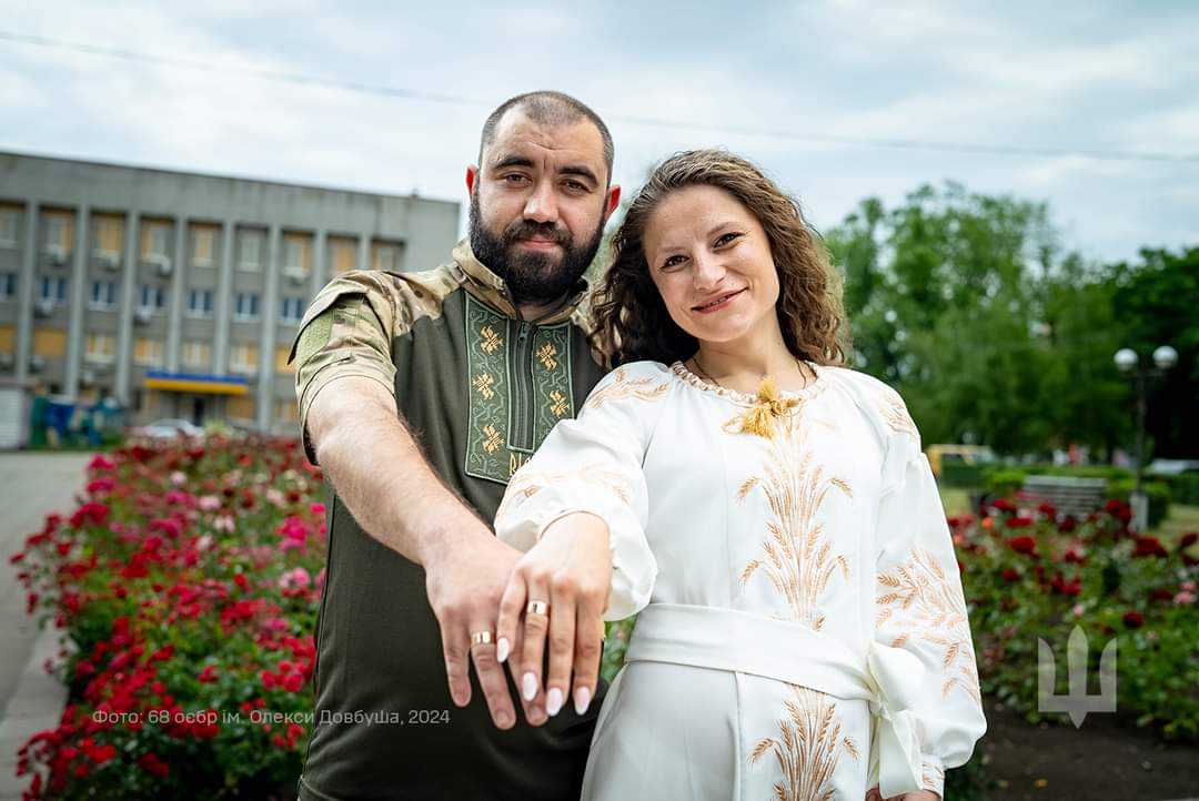 За кількадесят кілометрів від фронту одружився український військовий 68 окремої єгерської бригади імені Олекси Довбуша
