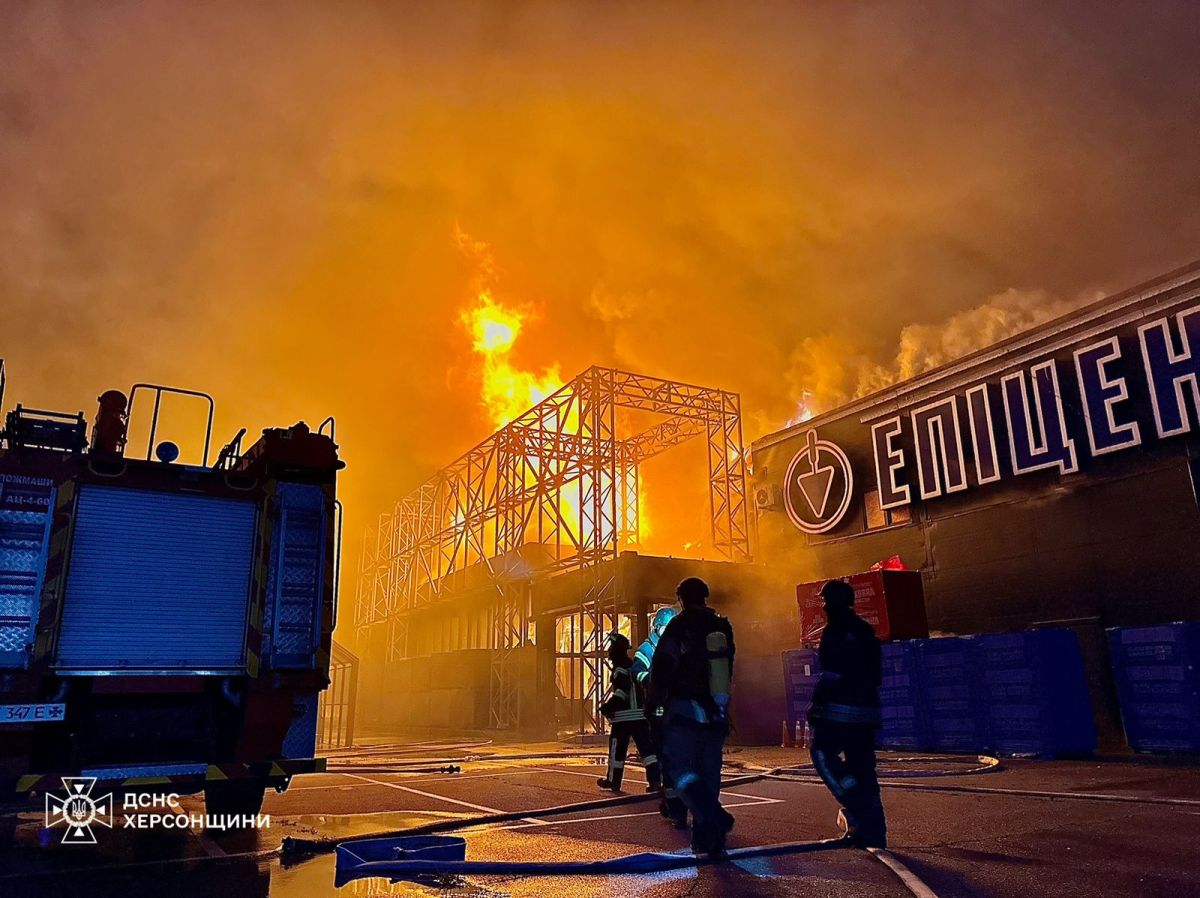 Надзвичайники показали наслідки нічних ворожих обстрілів у Херсоні: виникло п’ять пожеж