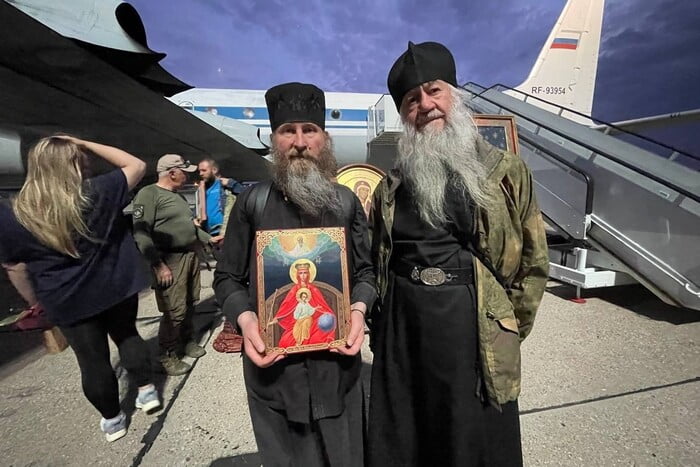 Літаючи з іконами російські священники випрошують перемогу у війні