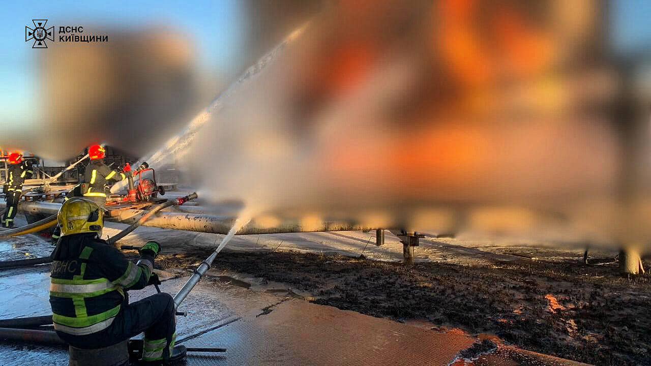 Рятувальники понад добу гасять пожежу на Київщині, що виникла внаслідок ворожої атаки