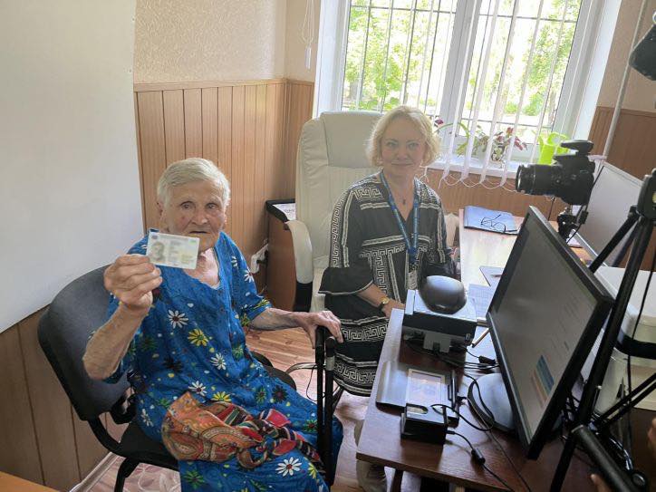 98-річній українці, що пішки вийшла з окупації, допомогли відновити паспорт