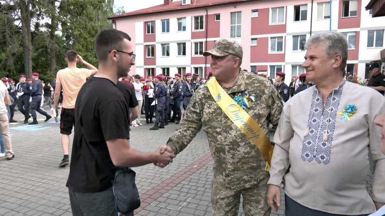 Директор ліцею приїхав з фронту, щоб привітати випускників зі святом останнього дзвоника