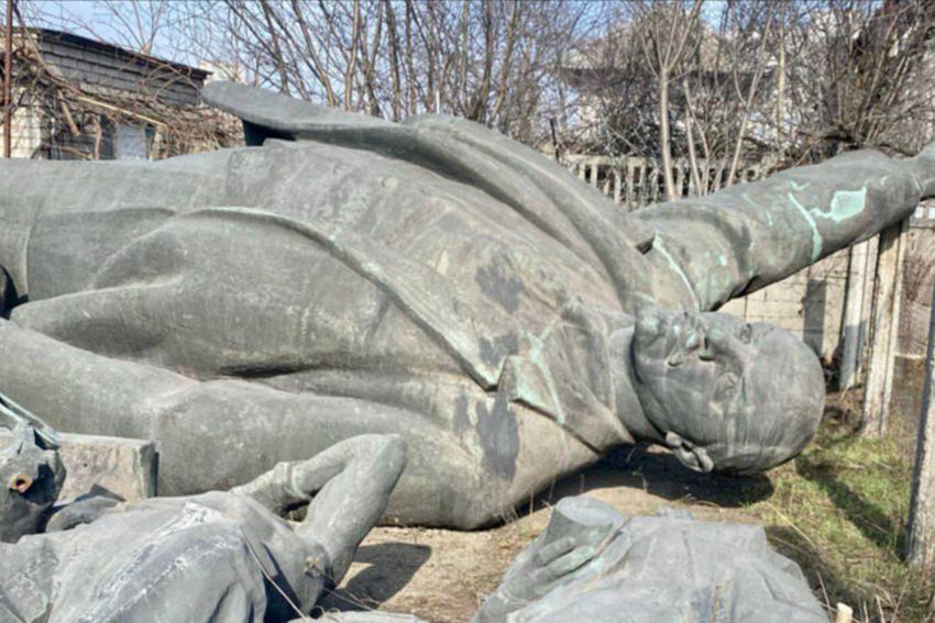 Найбільший в Україні бронзовий пам’ятник Леніну виставили на аукціон: подробиці
