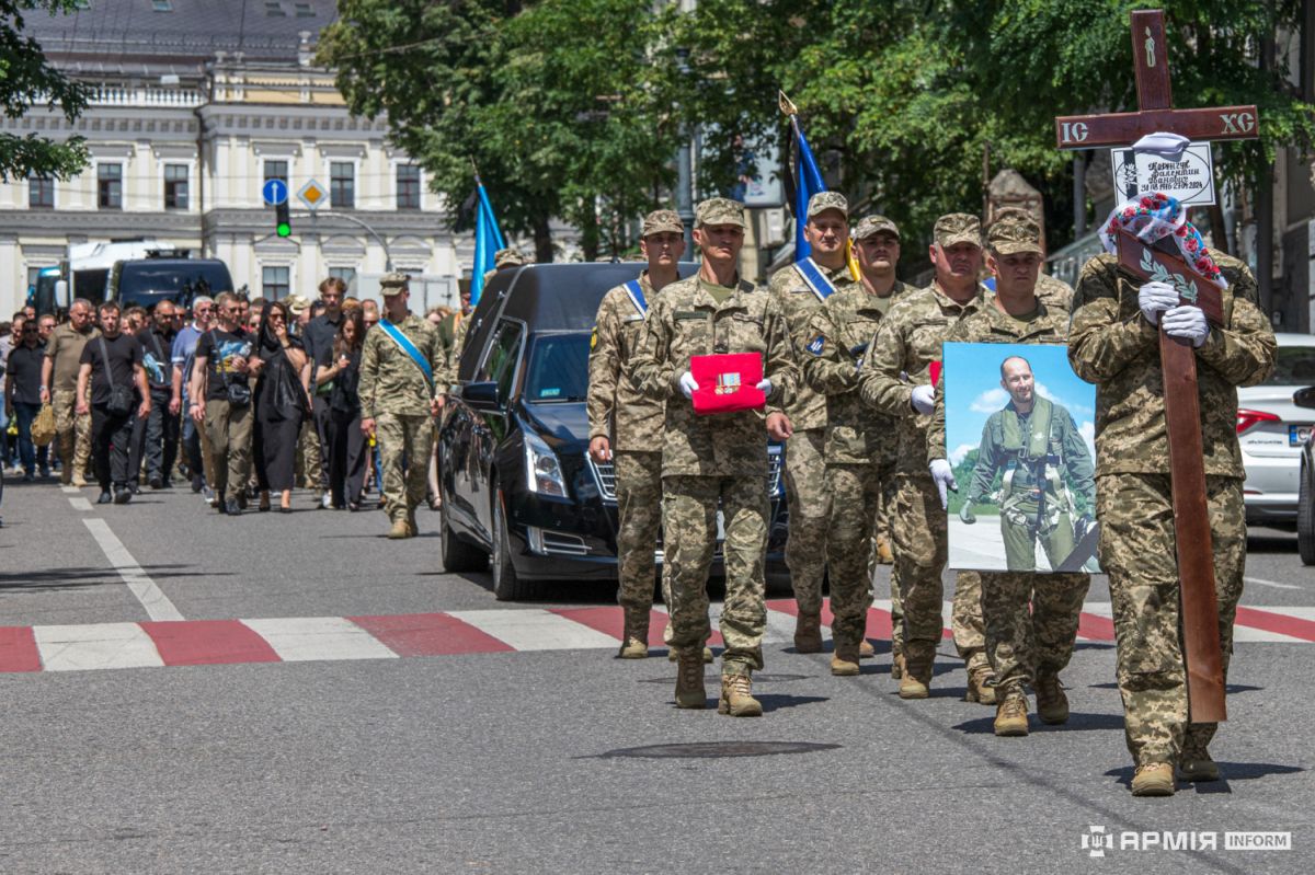 У Києві попрощалися з легендарним бойовим льотчиком Валентином Коренчуком