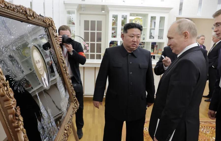 Російський диктатор Путін отримав від північнокорейського колеги подарунок, який так і проситься на могилку