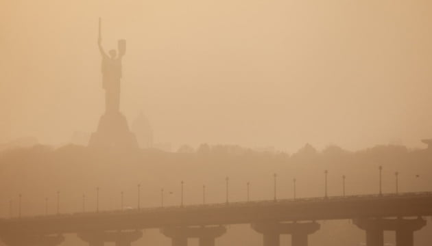 Синоптики спростували інформацію про надходження пилу із пустелі Сахара до України