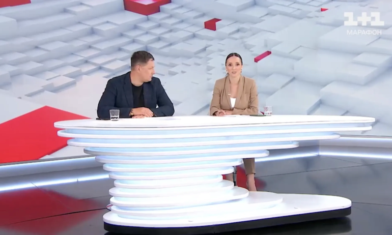 У прямому ефірі телемарафону стався курйоз зі столом ведучих