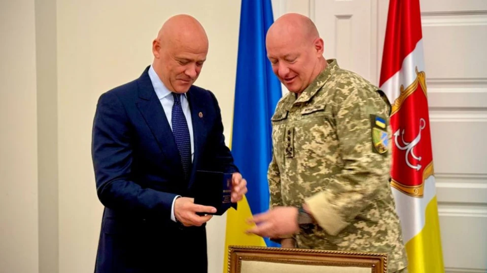 Нагороду ЗСУ “За службу та звитягу” отримав міський голова Одеси: реакція суспільства