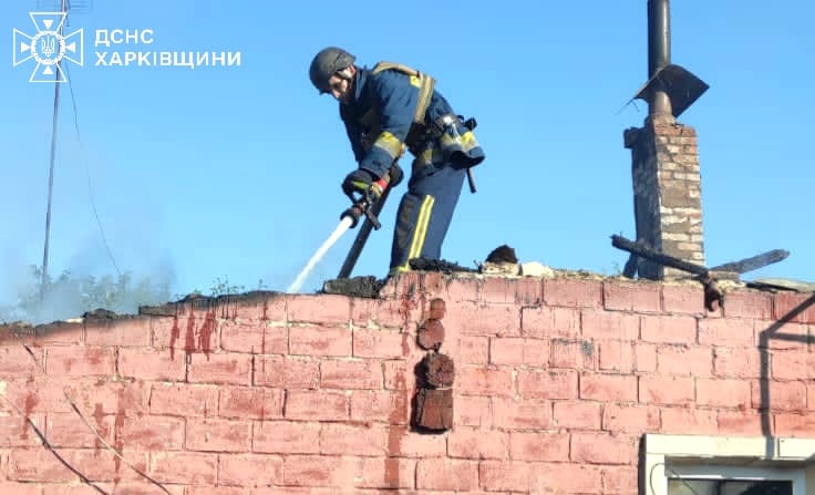 Росіяни обстріляли житловий сектор у селищі на Харківщині