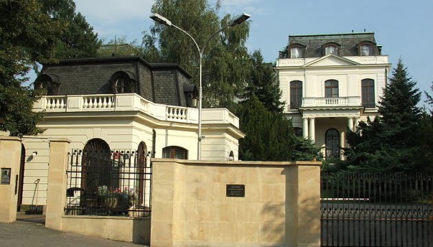 Російське посольство у Празі облили «кров’ю» (ВІДЕО)