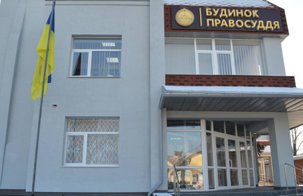 Суд не відправив до колонії адвоката, який виправдовував російську агресію   
