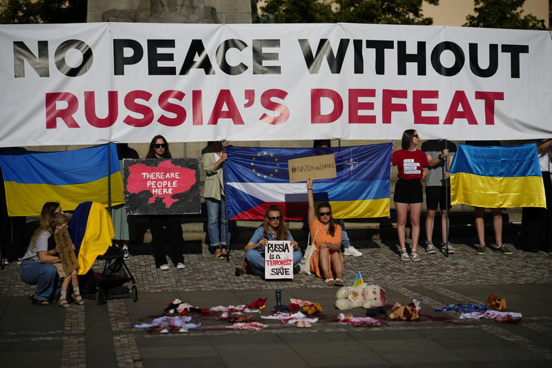 У Польщі та Чехії пройшли акції протесту після російського удару по “Охматдиту”