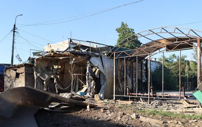 У Донецькій області російські війська скинули авіабомбу на зупинку громадського транспорту