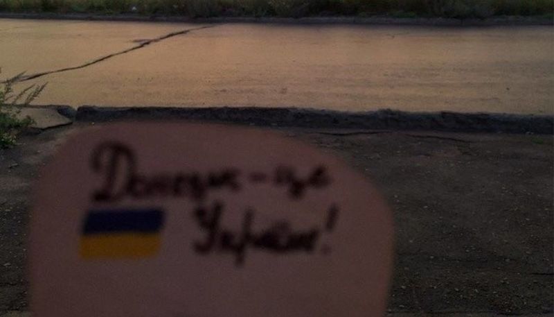 Активісти “Жовтої стрічки” намалювали синьо-жовті графіті в окупованому Донецьку