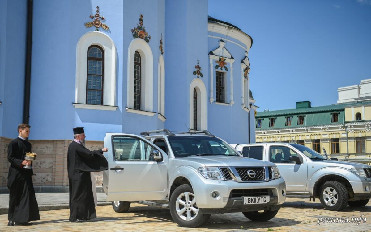 Митрополит Епіфаній освятив автомобілі та передав їх ЗСУ (ФОТО)