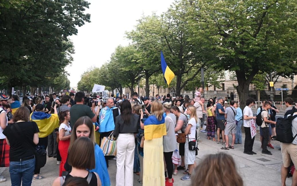 На мітингу проти російського удару по «Охматдиту» у Берліні заборонили розмовляти українською: подробиці