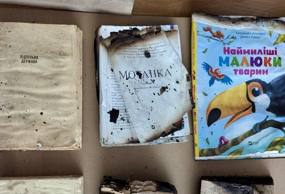 Обгорілі після російської атаки на друкарню у Харкові книжки покажуть у Швеції