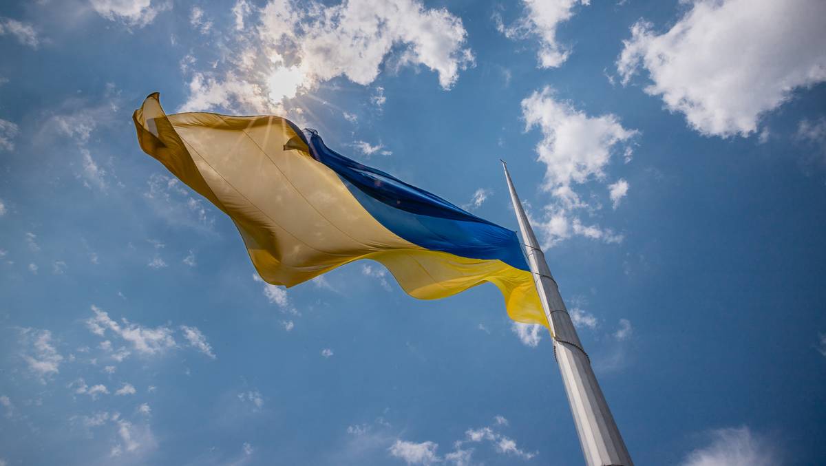 В Україні приспустили головний прапор держави: в чому причина