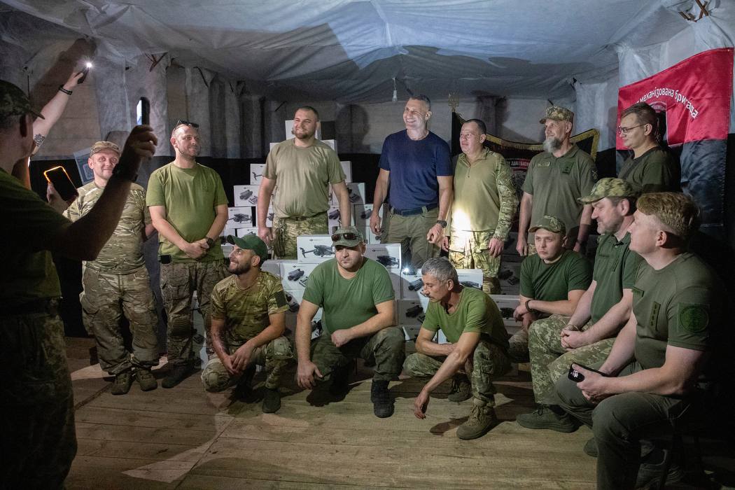 Кличко відвіз дрони та РЕБи захисникам на Донбасі та Харківському напрямку