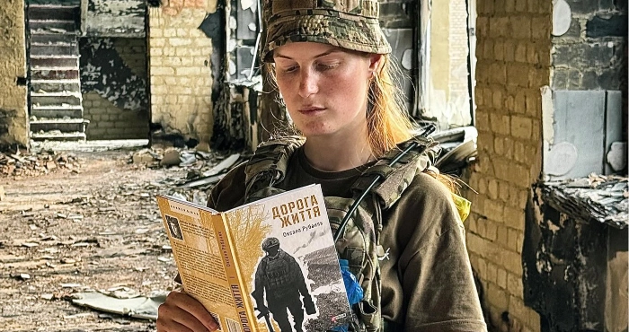 Написану на фронті другу збірку віршів видала військовослужбовиця Ксена 