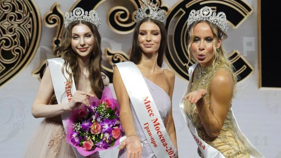 У Росії конкурс краси завершився казусом і відбиранням корони у переможниці