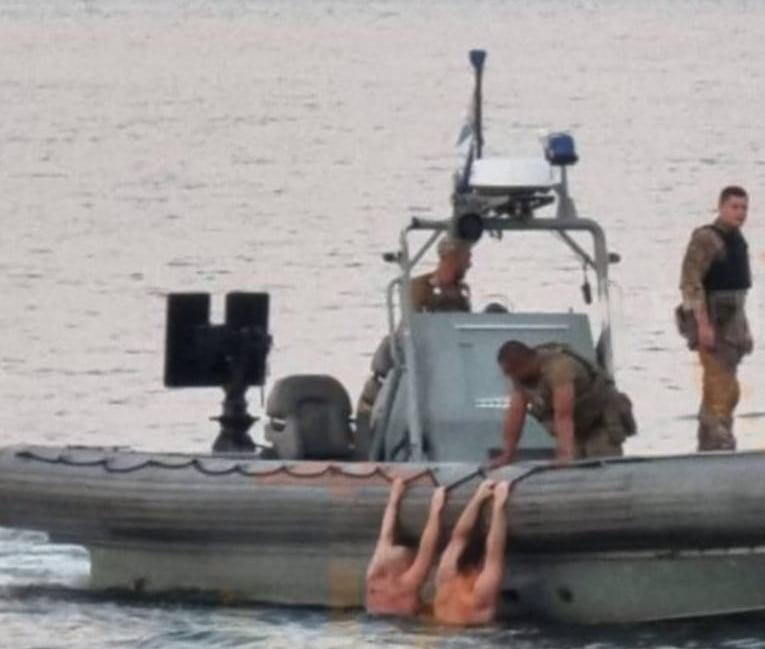 П’ятьох людей, яких віднесло в море, врятували військові моряки