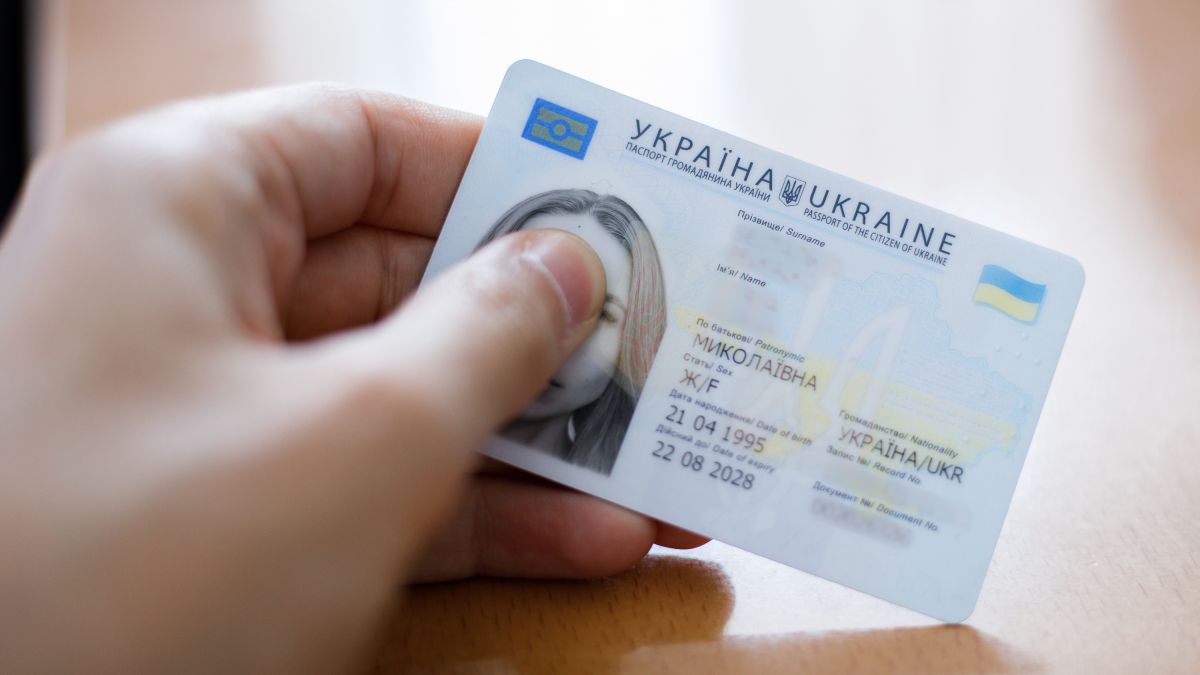 Видачу та оформлення паспортів українцям тимчасово призупинили: причина