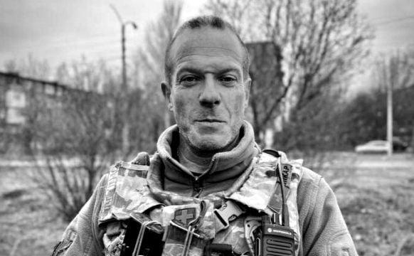 На Майдані Незалежності попрощаються з британським медиком, який загинувв Україні