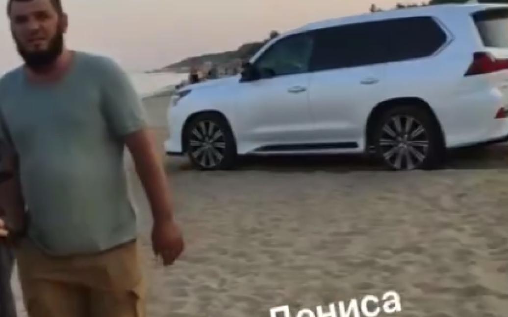 Російський окупант кидався на відвідувачів пляжу в Маріуполі