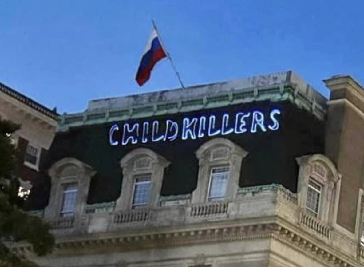У США на російському посольстві спроектували напис “Дітовбивці”