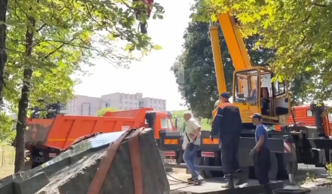 В окупованому Луганську знесли пам’ятники жертвам Сталінських репресій та Голодомору