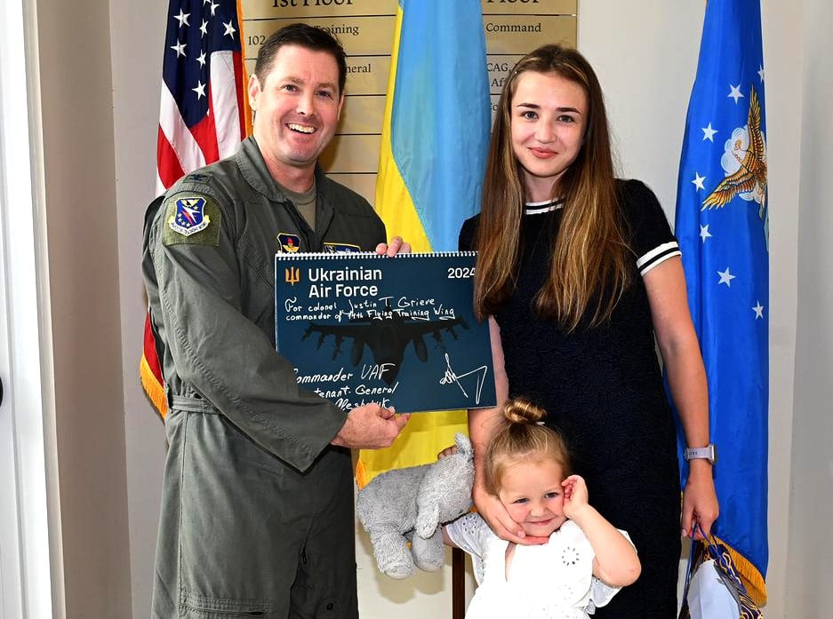 Дружина загиблого українського пілота відвідала американську авіабазу