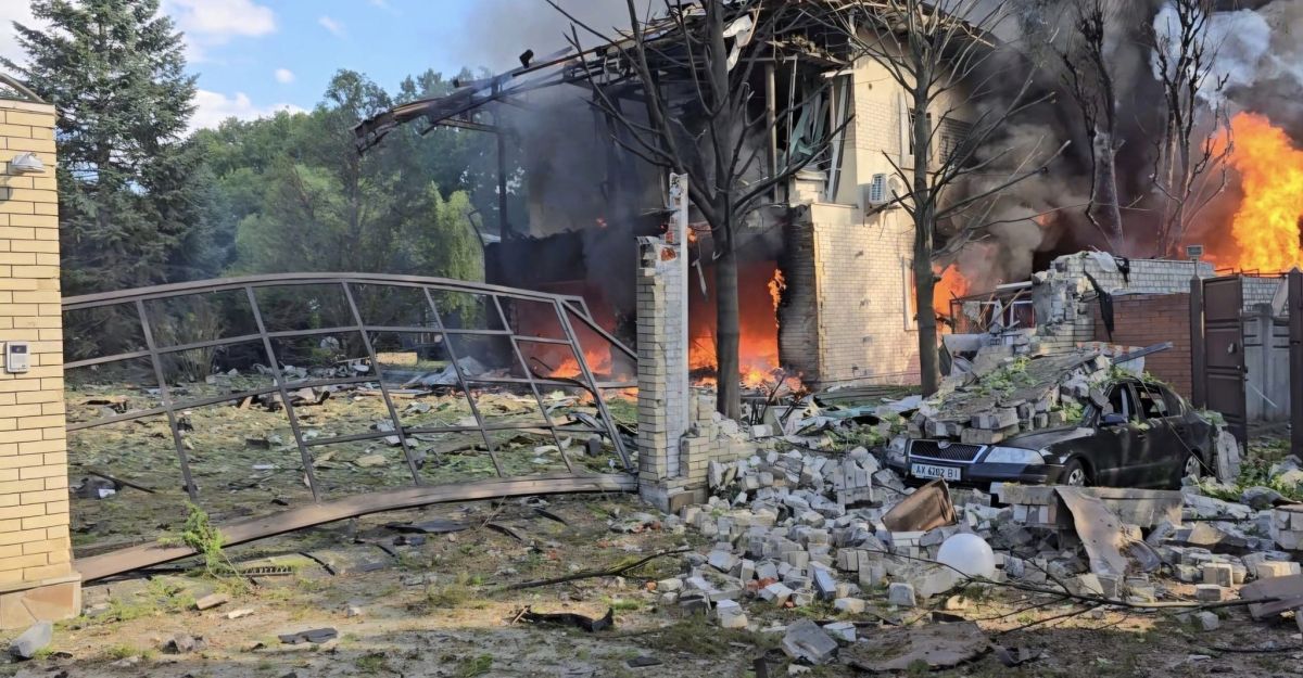 Внаслідок російського обстрілу постраждав будинок відомого харківського бізнесмена