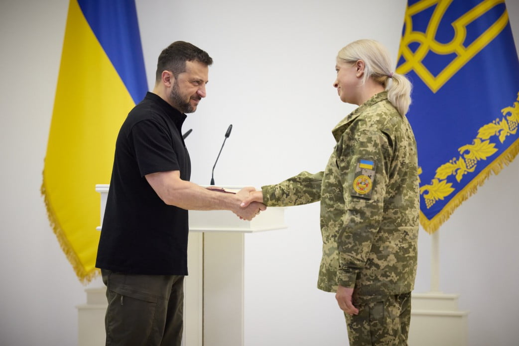 Близько 30 бойових медиків президент відзначив орденами та медалями