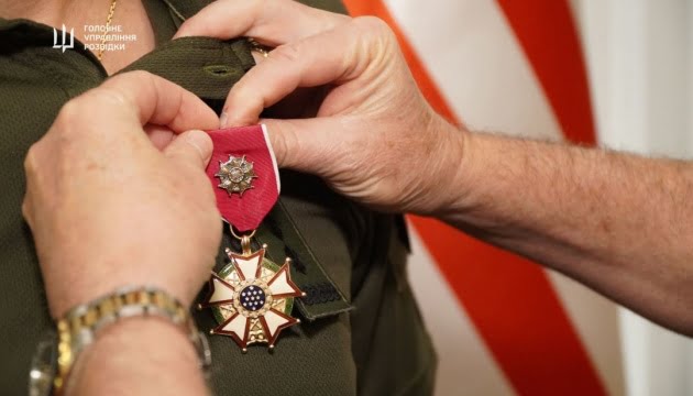 Представник посольства США нагородив українського розвідника медаллю «За заслуги»