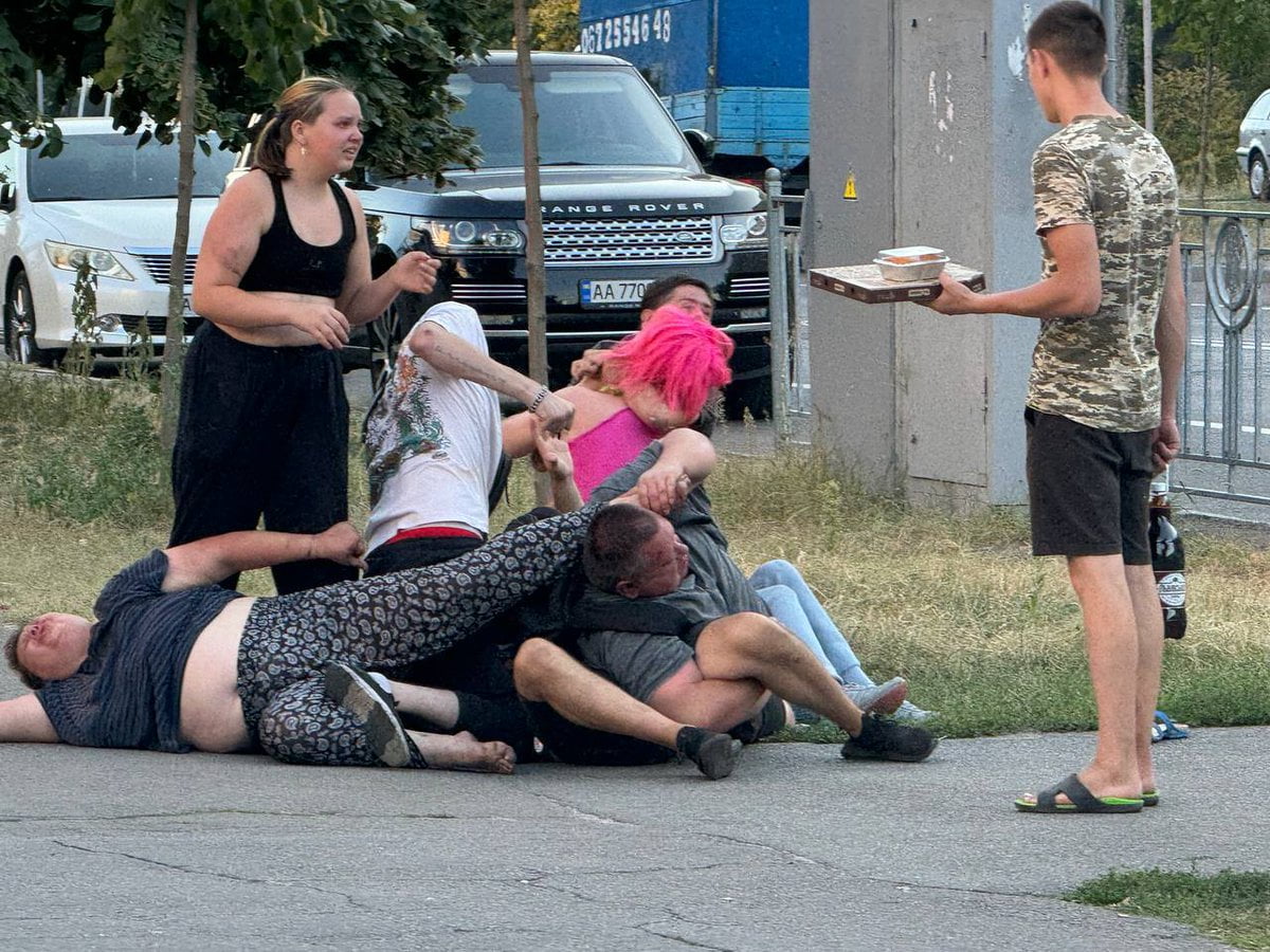 Бійка у Києві та наймасованіший російській ракетний обстріл знайшли своє відображення на мемі Укрпошти