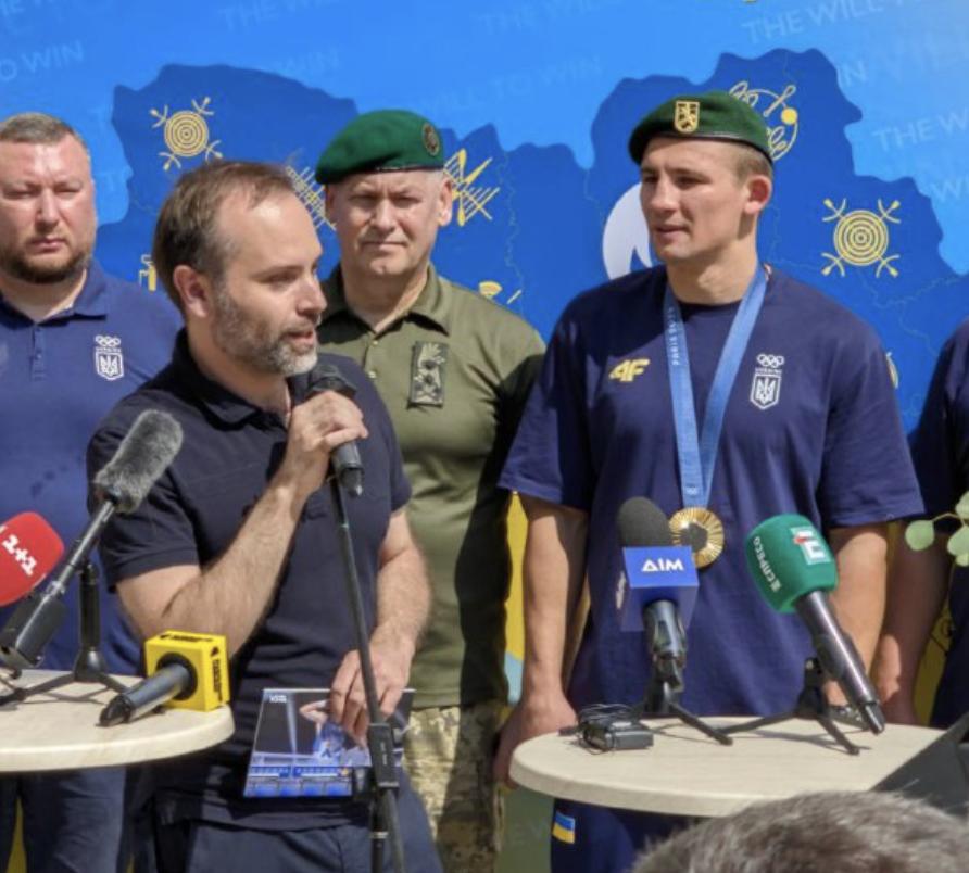 До України з Олімпіади-2024 повернувся боксер Олександр Хижняк, який здобув золоту медаль