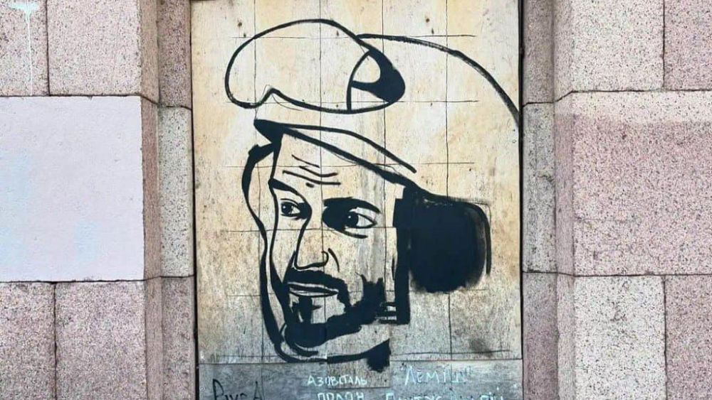 У Краматорську на забитих вікнах палацу культури з’явився унікальний меморіал
