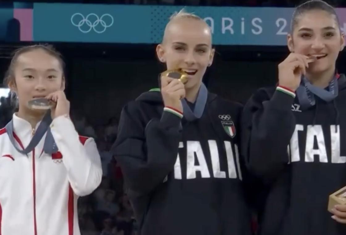 На Олімпіаді-2024 спортсменка з Китаю розсмішила користувачів мережі реакцією на традицію кусання медалі