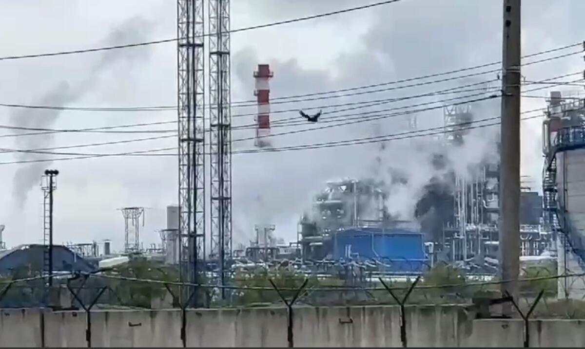 Вибух та пожежа на Омському НПЗ: український слід поки не шукають