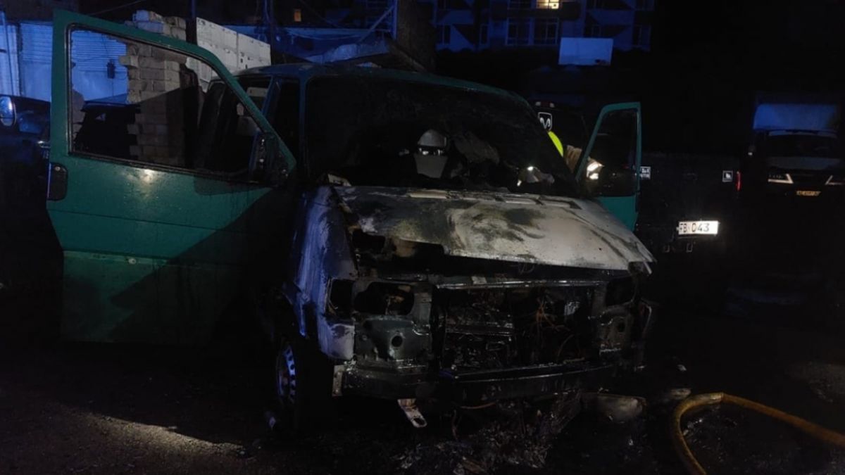 У поліції відповіли, чи отримував хтось із паліїв авто обіцяні замовниками гроші