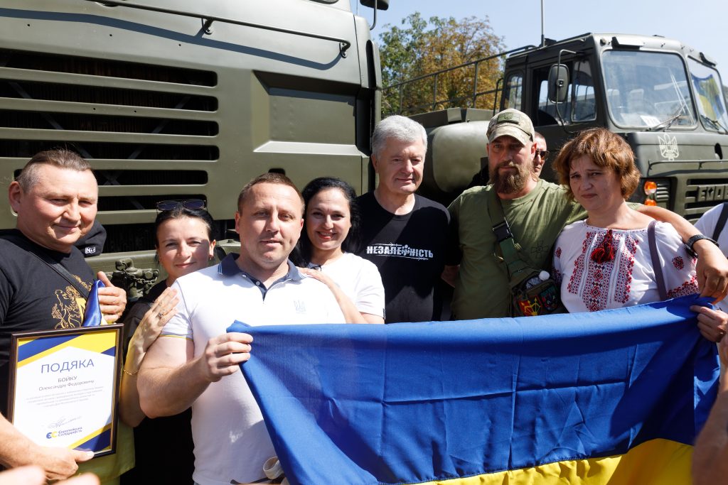 Названо суму, яку Петро Порошенко витратив на допомогу ЗСУ