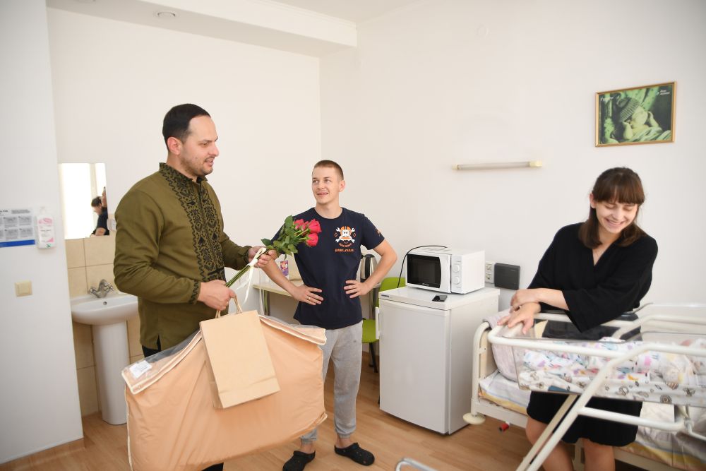 Малюкам, що народилися на День Незалежності, на Рівненщині подарували вишиванки