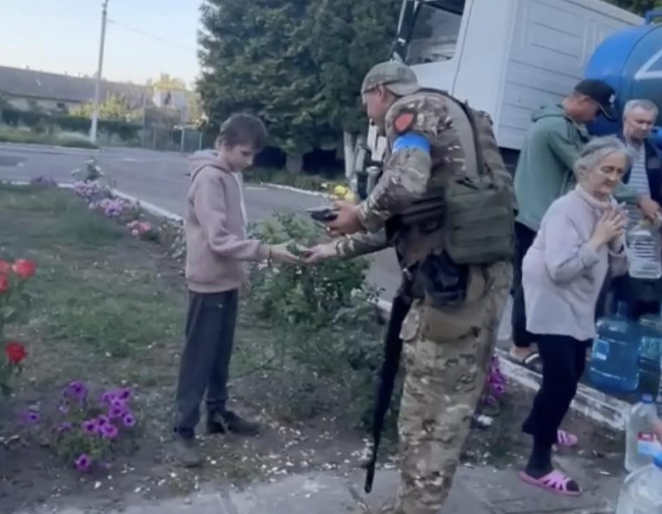 У Курській області український військовий віддав дитині їжу