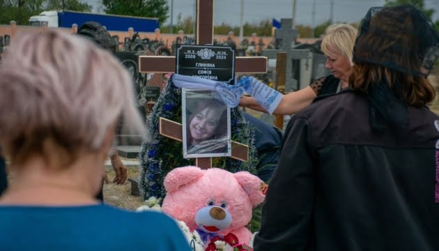 У Харкові поховали 14-річну дівчину, яка загинула від ворожого удару по місту