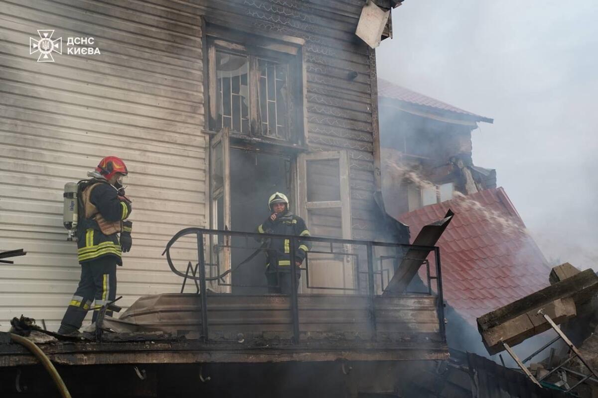У ДСНС показали, як рятувальники ліквідовують наслідки ракетного обстрілу (фото)
