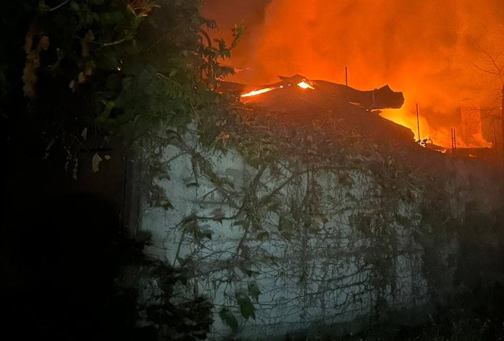 Внаслідок ворожих атак у Нікополі спалахнула пожежа, постраждало двоє людей