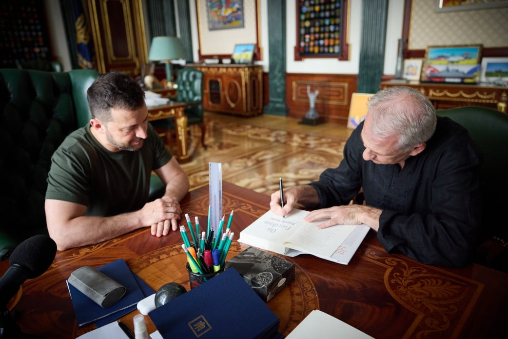 Історик Тімоті Снайдер подарував Зеленському перший екземпляр книги «Про свободу»